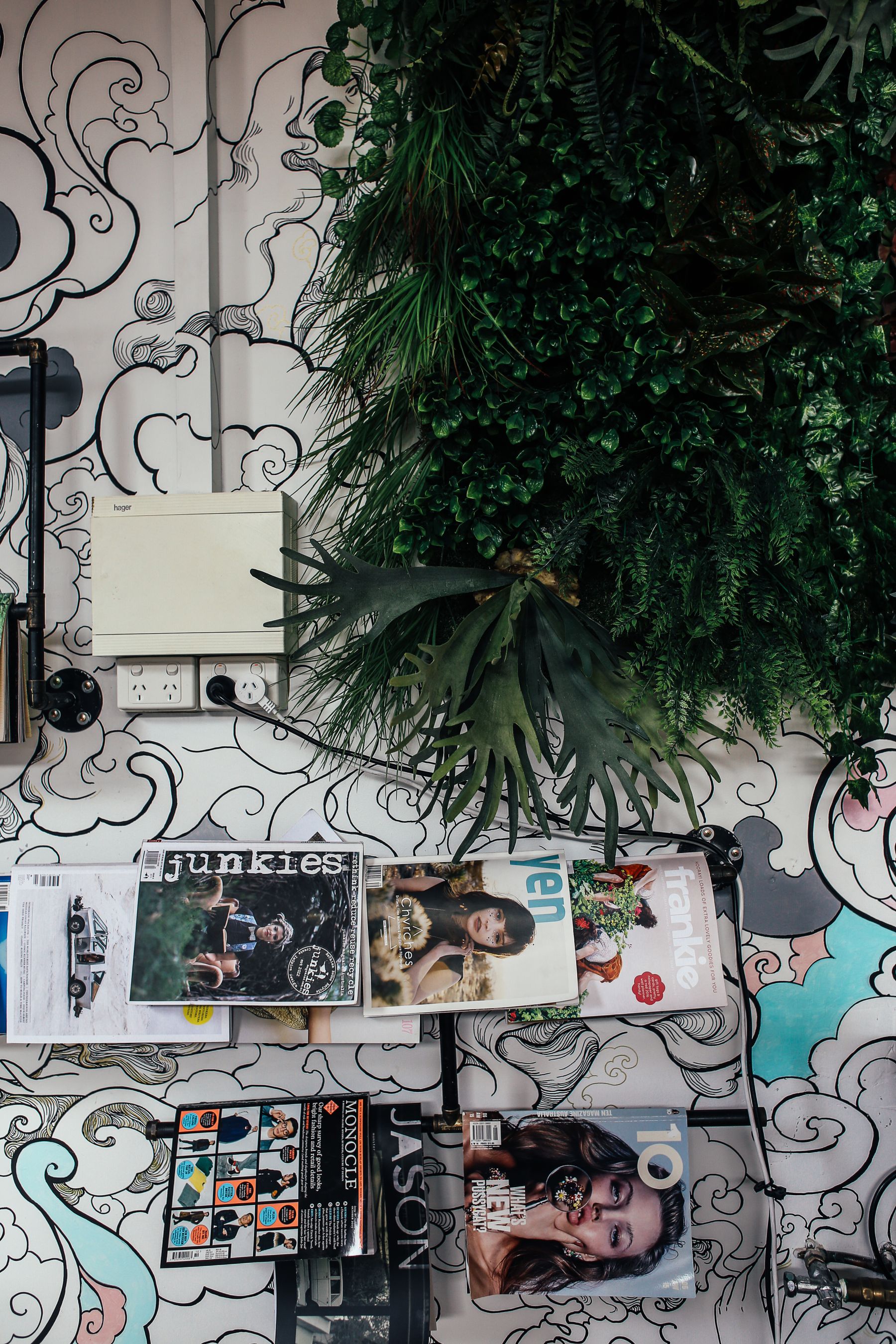 Decorative wallcovering with botanical detail